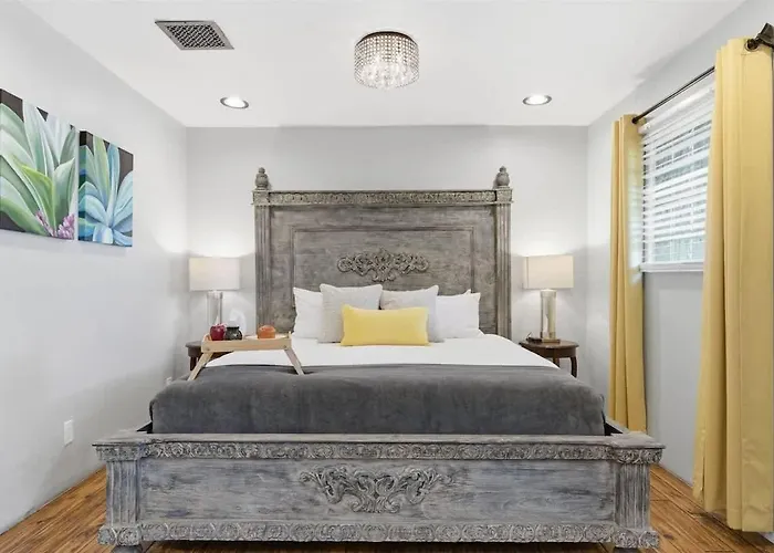 Syrah-2 Units-in Old Town-walk To Fashion Square Holiday home *